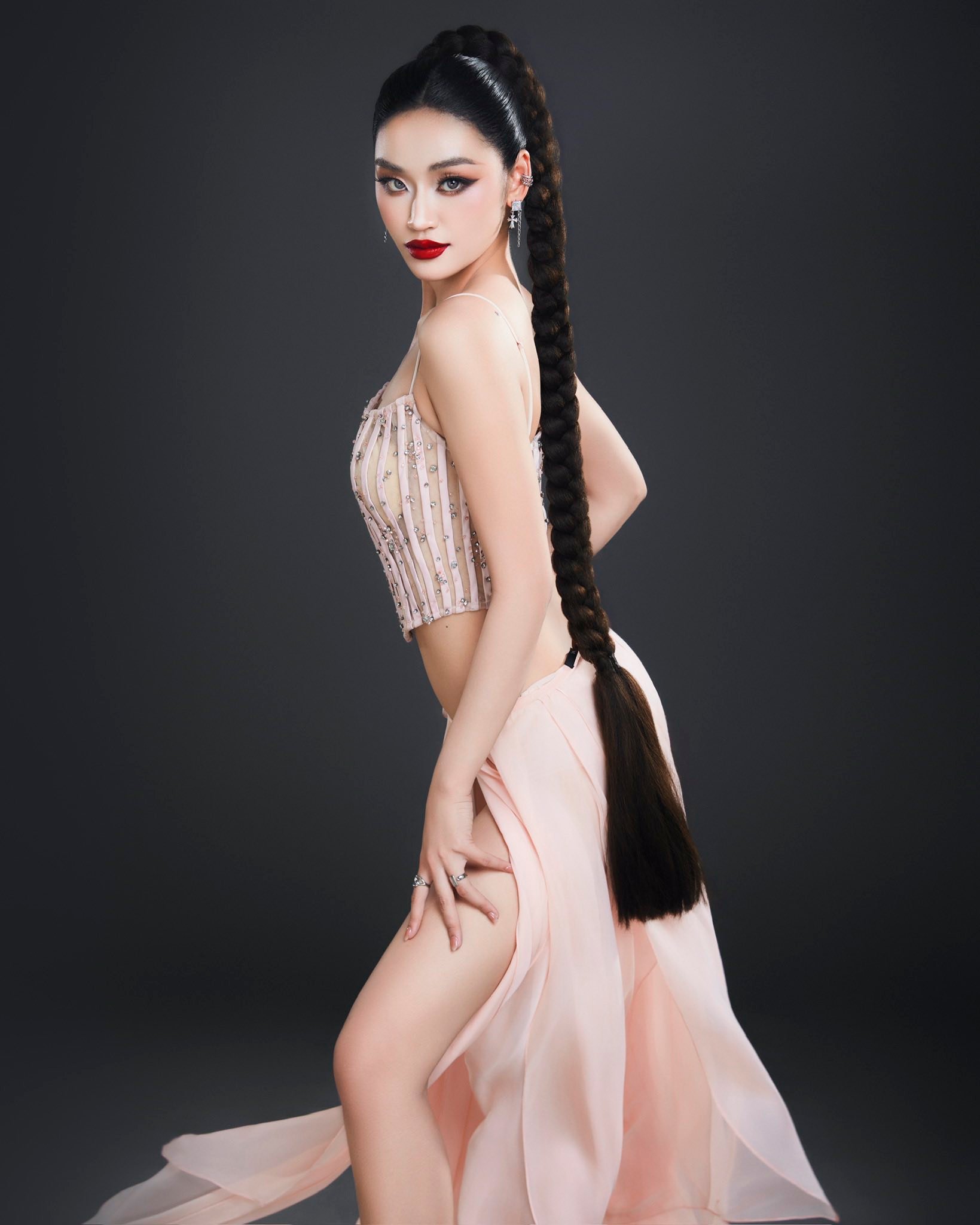 Hoa hậu Yến Nhi lao thẳng vào máy quay- Ảnh 4.