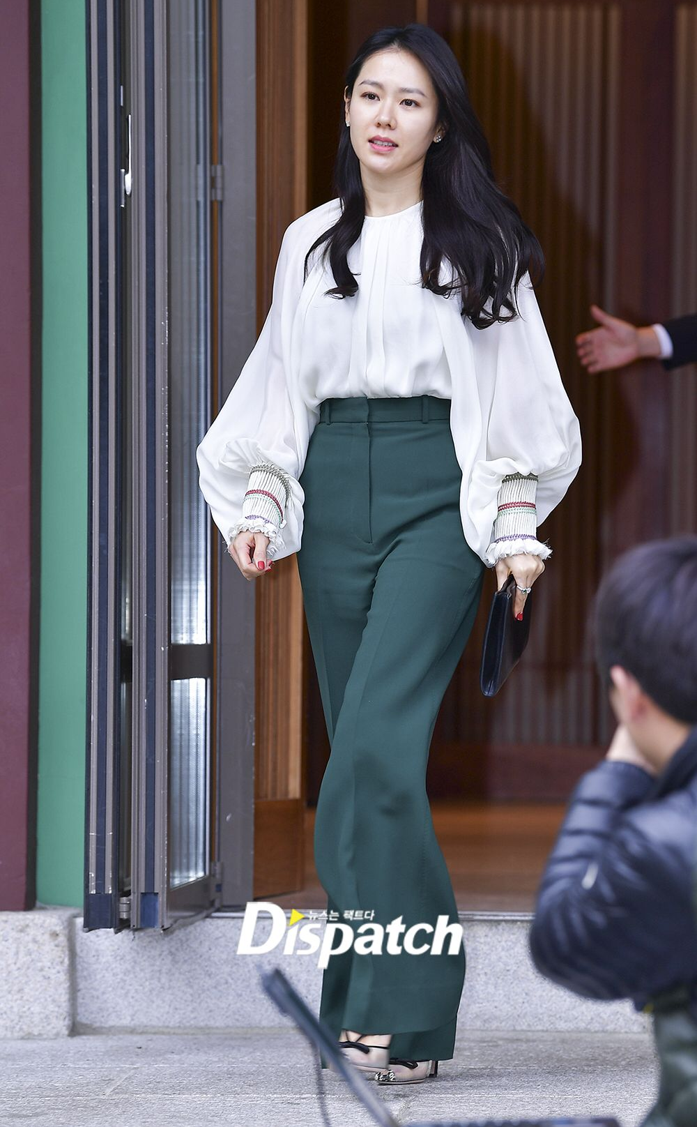 3 món đồ phụ nữ U40 có thể học Son Ye Jin để trở nên xinh đẹp, không gồng vẫn sang- Ảnh 4.