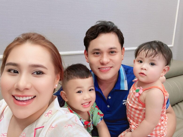 Hồ Bích Trâm có cuộc sống hôn nhân hạnh phúc bên ông xã Quản Trọng.