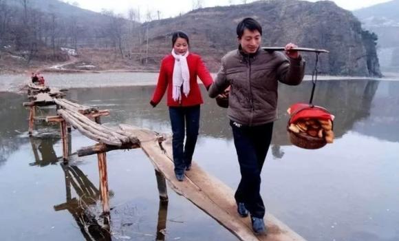 Người có ba mối không thân