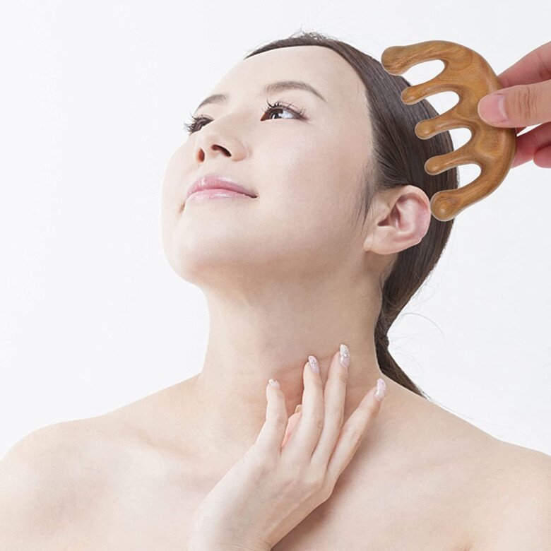 Lấy lược chải tóc đều đặn mỗi ngày, bạn sẽ thấy tóc khỏe và mọc nhanh hơn một cách tự nhiên.