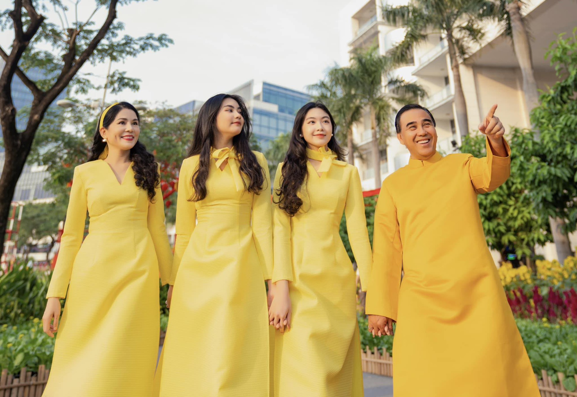 Quyền Linh lấy vợ doanh nhân giàu có nhưng không ngủ chung giường, cứ tối lại xuống đất nằm?- Ảnh 2.