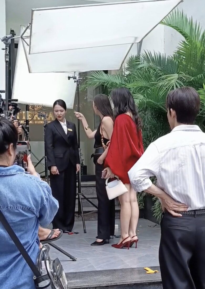 Hình ảnh hậu trường tổng tài Mạnh Trường chống hông đứng nhìn Kim Ngân bị chính thất sỉ nhục.