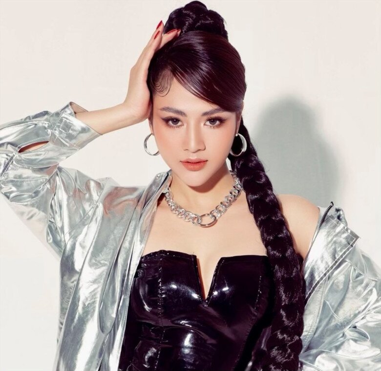 Việt Hoa tự tin, xinh đẹp ngoài đời thường.