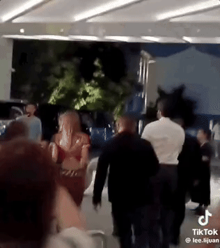 Lisa (BLACKPINK) bất ngờ bị “tóm” hẹn hò trai lạ ở Singapore- Ảnh 1.