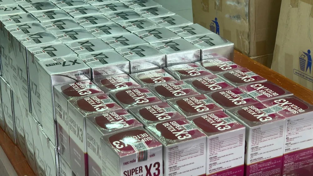 Các tang vật bị công an thu giữ. Ảnh: CA cong-an-lat-tay-chieu-giau-dong-tien-tram-ty-cua-ngan-98-trong-vu-hang-gia.jpg