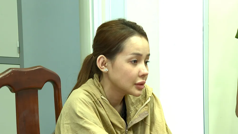 Ngân khai rằng bản thân và người thân có sử dụng sản phẩm và thấy rất có hiệu quả. Ảnh: CA cong-an-lat-tay-chieu-giau-dong-tien-tram-ty-cua-ngan-98-trong-vu-hang-gia-09.jpg