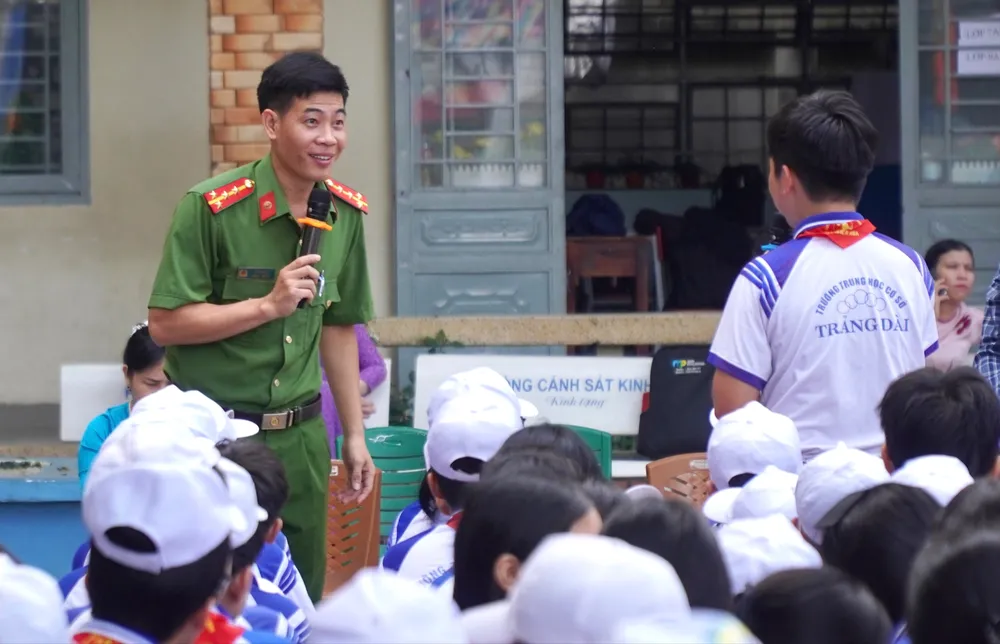 đưa pháp luật.jpg