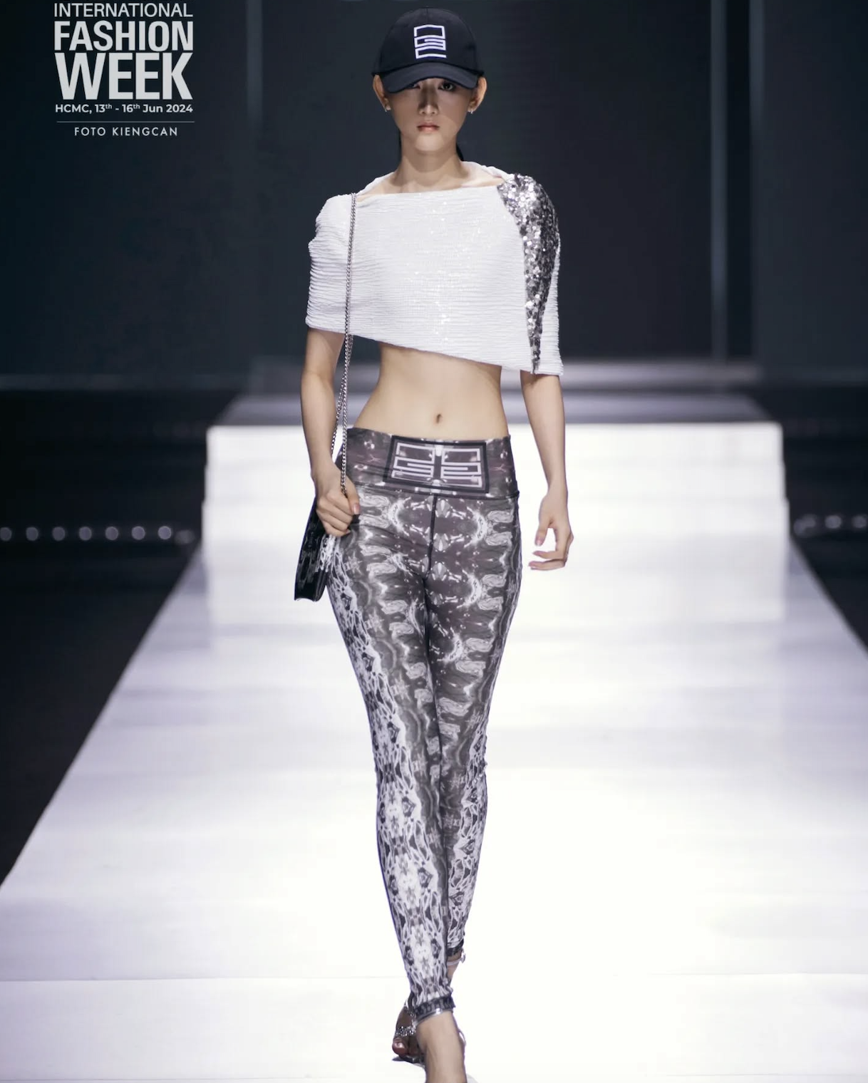 Gái xinh eo tí hon khiến Hoàng Thuỳ điếng người: Chị hơn em gần 10cm!- Ảnh 9. Gái xinh eo tí hon khiến Hoàng Thuỳ điếng người: Chị hơn em gần 10cm!- Ảnh 9.