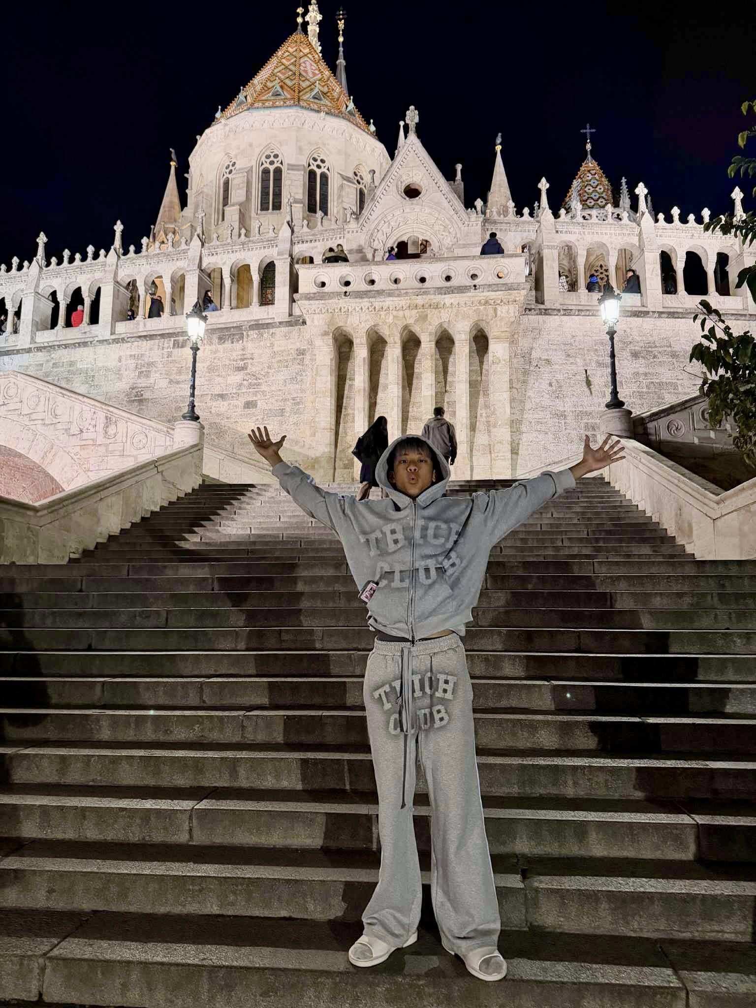 Ở tuổi 14, Kỳ Anh trổ mã cao lớn, ngoại hình như thanh niên.