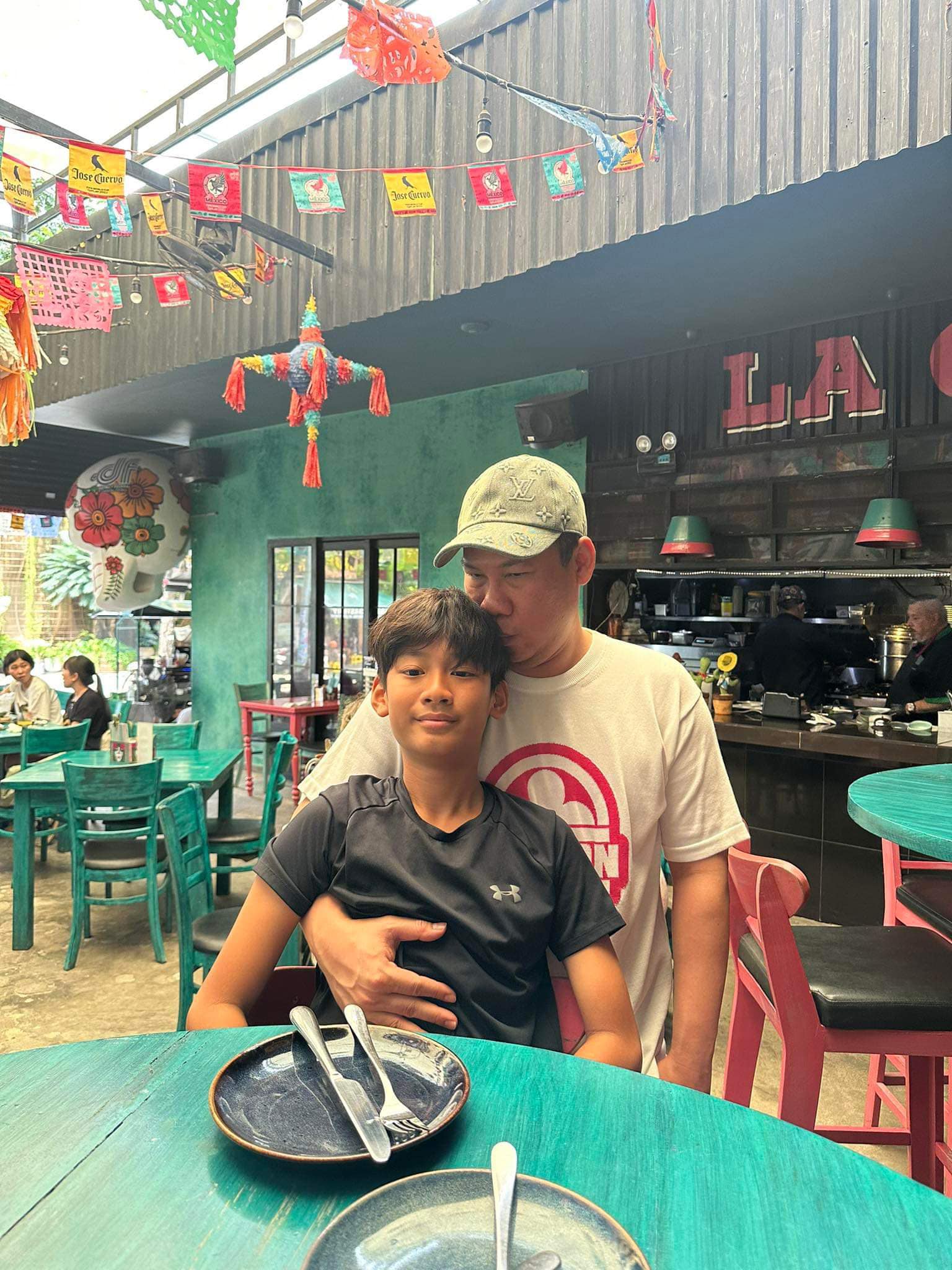 Đại gia Đức Huy thể hiện sự yêu chiều dành cho con trai.