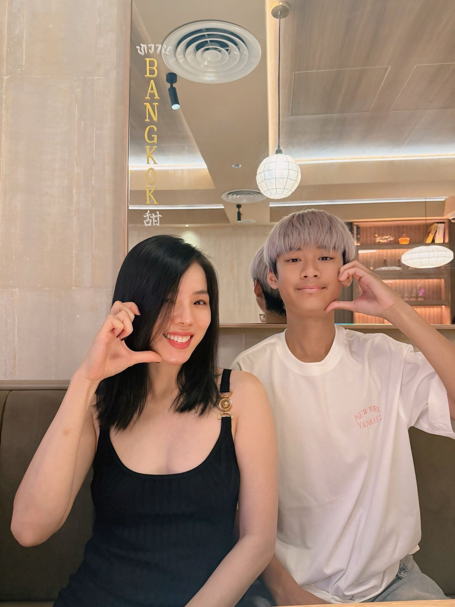 Lệ Quyên cùng chồng cũ chăm sóc con trai.