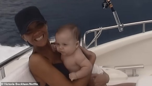 Victoria Beckham mượn chuyện để 