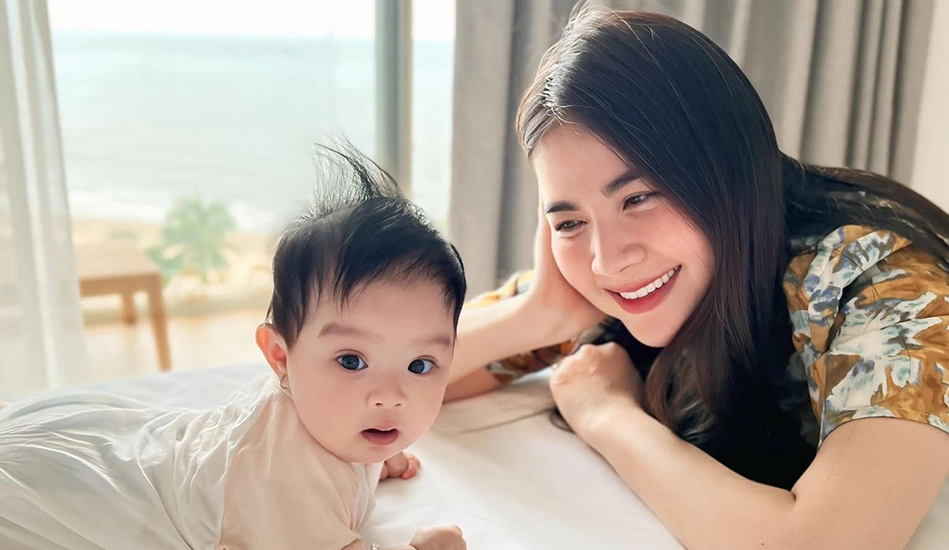 Bé Lita thừa hưởng nét đẹp của cả bố và mẹ, được khen xinh như búp bê.