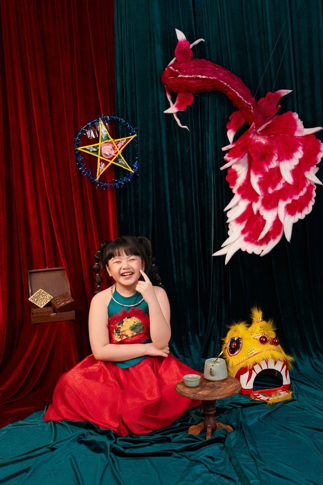 Trung thu của các con sao Việt: Cặp song sinh nhà Phương Oanh cùng mẹ phá cỗ, quý tử Trường Giang lộ rõ vẻ điển trai- Ảnh 8.