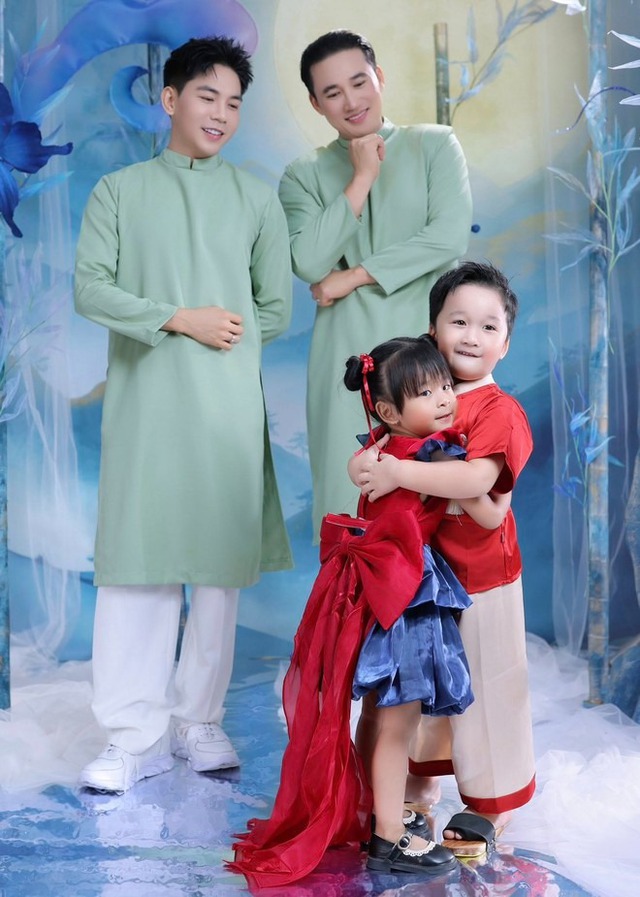 Trung thu của các con sao Việt: Cặp song sinh nhà Phương Oanh cùng mẹ phá cỗ, quý tử Trường Giang lộ rõ vẻ điển trai- Ảnh 9.