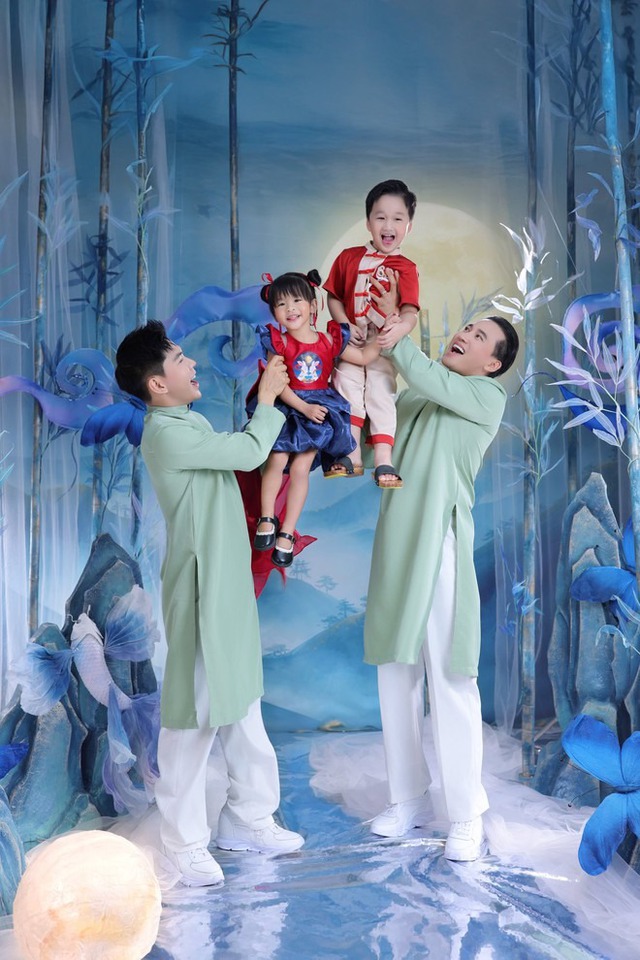 Trung thu của các con sao Việt: Cặp song sinh nhà Phương Oanh cùng mẹ phá cỗ, quý tử Trường Giang lộ rõ vẻ điển trai- Ảnh 11.