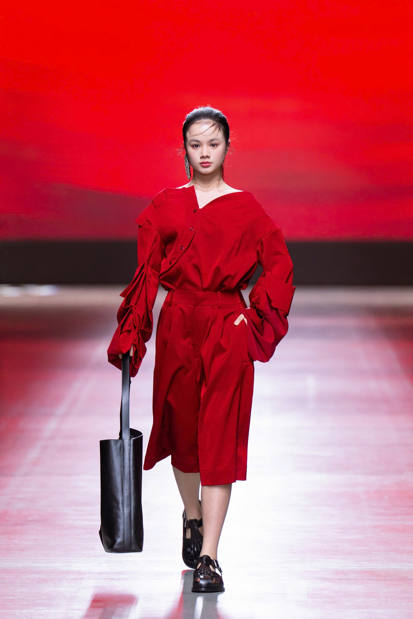 Mẫu Teen Maika Ngọc Khánh sải bước tại tuần lễ thời trang Milan Fashion Week 2025- Ảnh 3.