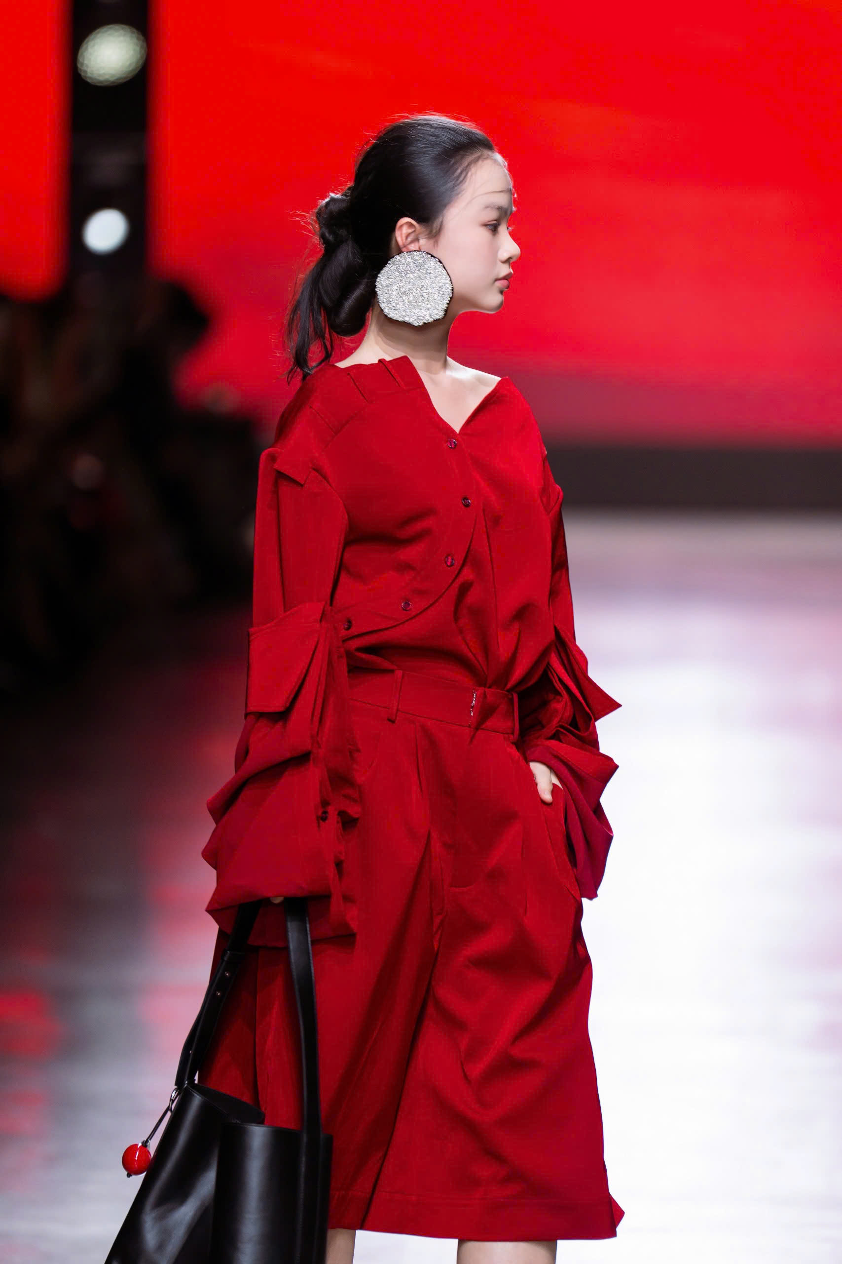 Mẫu Teen Maika Ngọc Khánh sải bước tại tuần lễ thời trang Milan Fashion Week 2025- Ảnh 4.