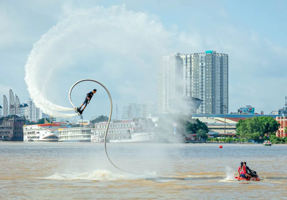 TP.HCM phát triển thêm các hoạt động thể thao mạo hiểm như flyboard, dù lượn... Ảnh: TT san-pham-du-lich-3 (2).jpg