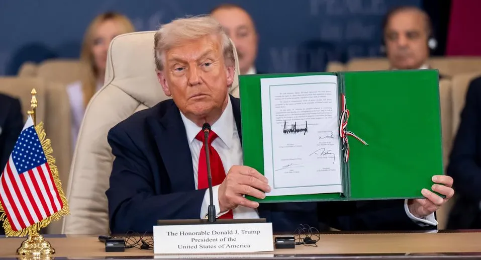 Tổng thống Mỹ Donald Trump ký Thỏa thuận hòa bình Trump, chấm dứt chiến sự ở Gaza. Ảnh: DAP Thỏa thuận ngừng bắn ở Gaza mang tên ông Trump được ký kết