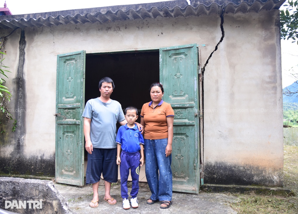 Mẹ nghèo làm lao công, chắt chiu từng đồng cứu con bị bệnh hiểm - 3