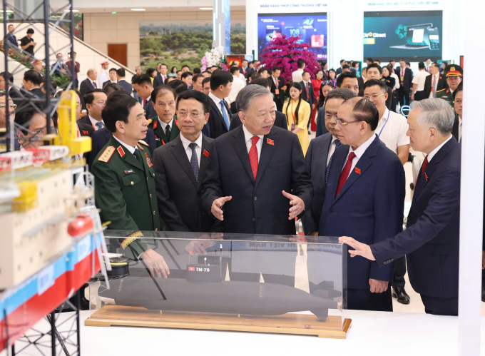 Tổng Bí thư Tô Lâm cùng các đại biểu tham quan một số sản phẩm quốc phòng bên lề Đại hội. Ảnh: Hoàng Phong