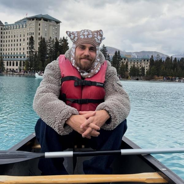 Vợ Justin Bieber đang hôn ai thế này?- Ảnh 3.