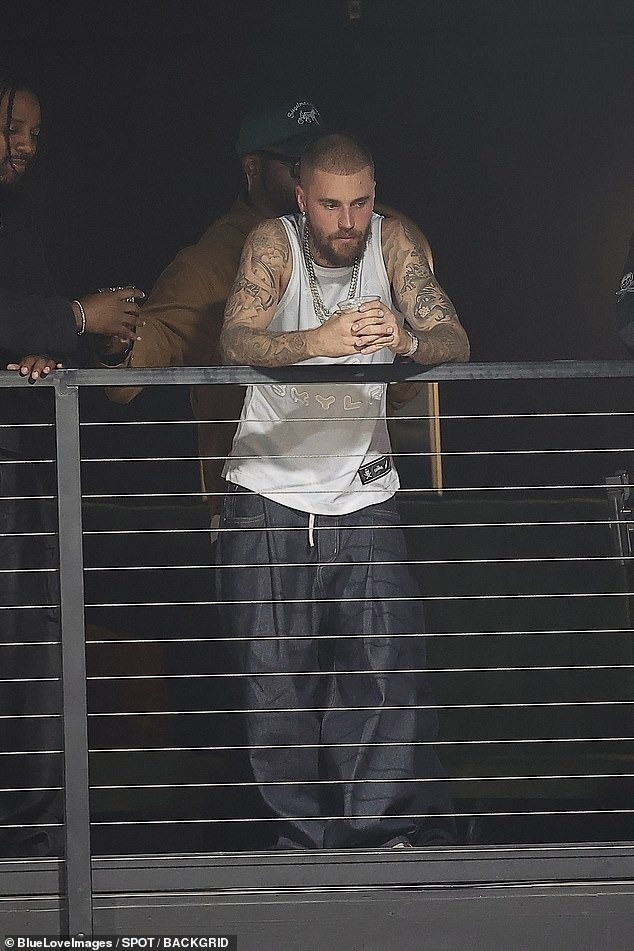 Vợ Justin Bieber đang hôn ai thế này?- Ảnh 5.