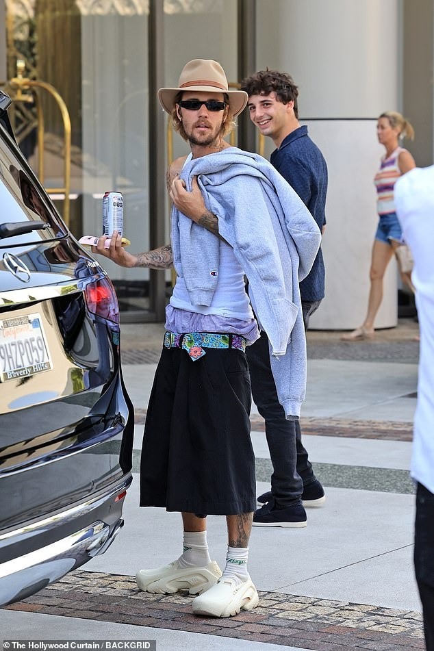 Vợ Justin Bieber đang hôn ai thế này?- Ảnh 7.