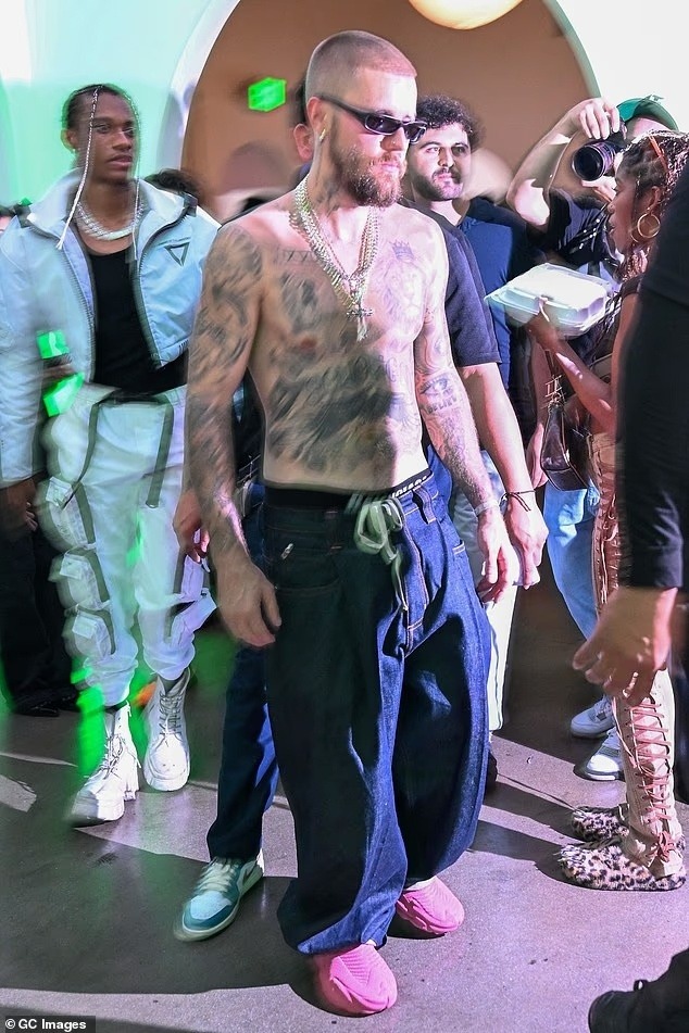 Vợ Justin Bieber đang hôn ai thế này?- Ảnh 6.