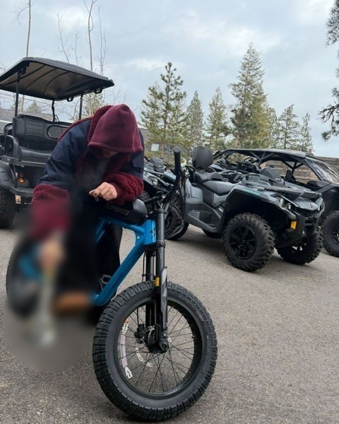 Vợ Justin Bieber đang hôn ai thế này?- Ảnh 9.