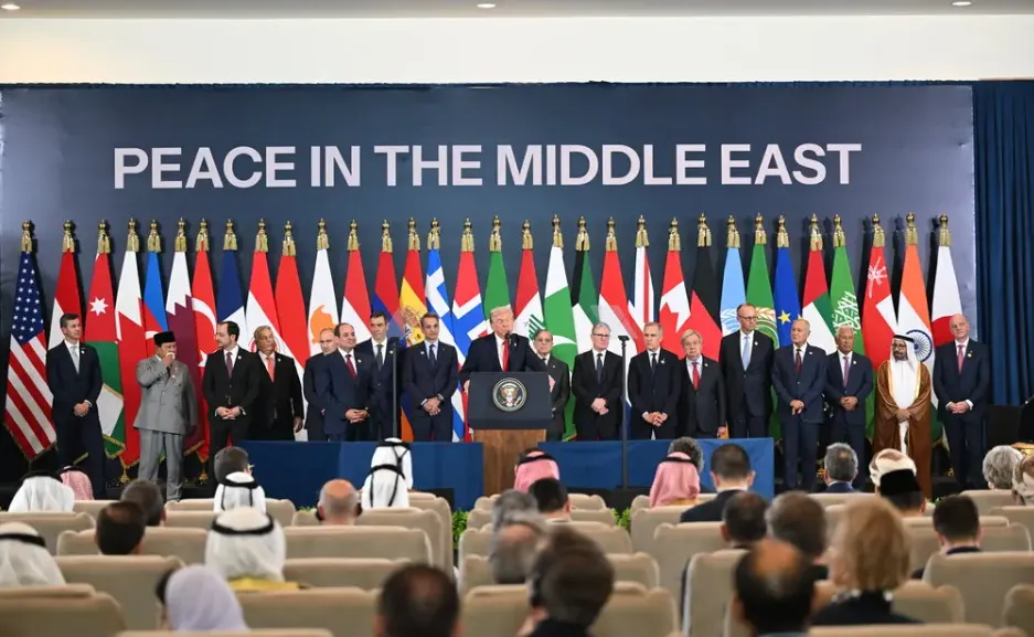 Tổng thống Trump phát biểu tại hội nghị thượng đỉnh về Gaza tại Ai Cập ngày 13-10. Ảnh: THE NEW YORK TIMES Tổng thống Trump và chuyến công du Trung Đông lấp lánh huân chương