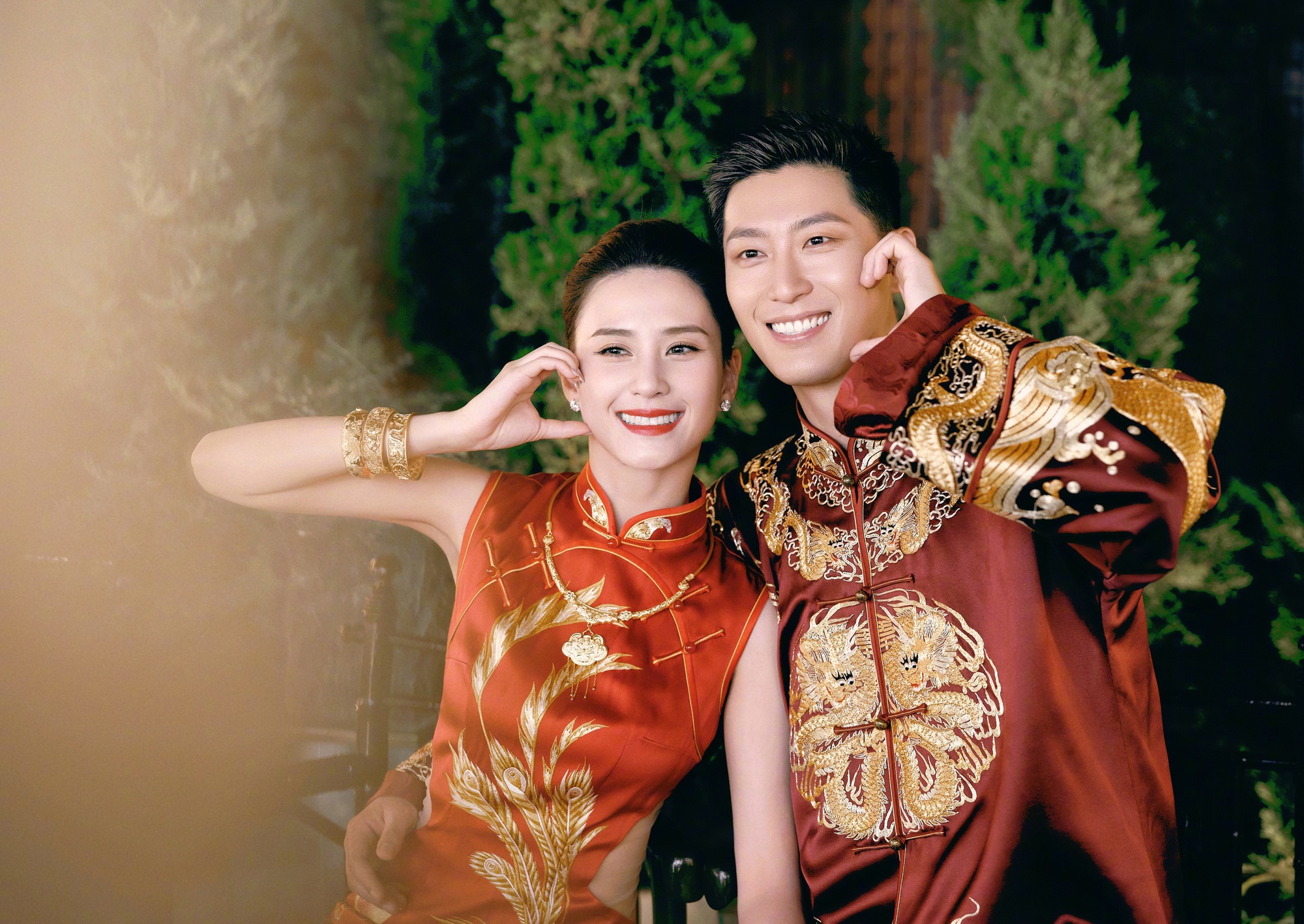 2 ngôi sao đình đám có cuộc đời trái ngược khi kết hôn với con của 