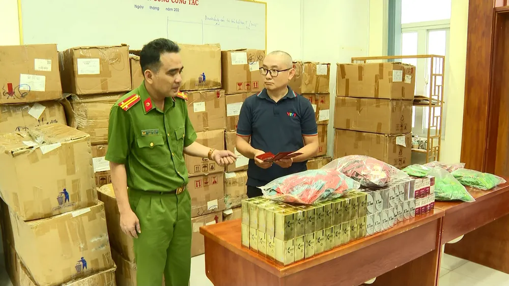 Công an kiểm đếm các tang vật liên quan đến hành vi của Ngân 98. Ảnh: HT cong-an-trieu-tap-me-ruot-cua-ngan-98-lam-ro-vai-tro-cua-bo-ruot-va-nhieu-nguoi-lien-quan (6).jpg