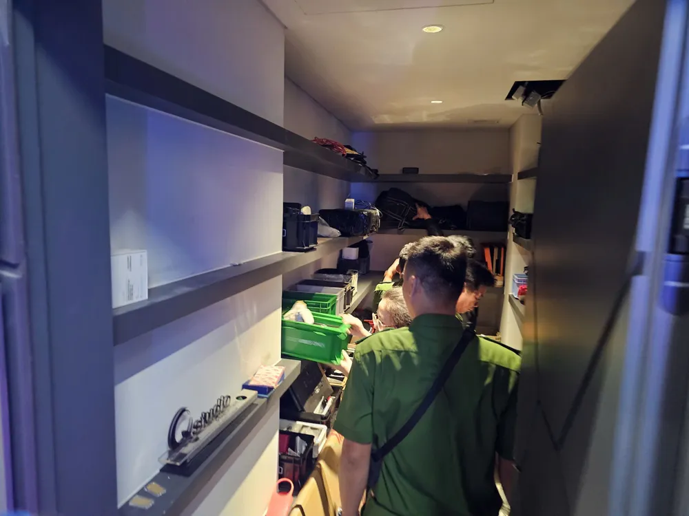 Cảnh sát khám xét nơi ở của vợ chồng Ngân 98. Ảnh: CA cong-an-trieu-tap-me-ruot-cua-ngan-98-lam-ro-vai-tro-cua-bo-ruot-va-nhieu-nguoi-lien-quan (4).jpg