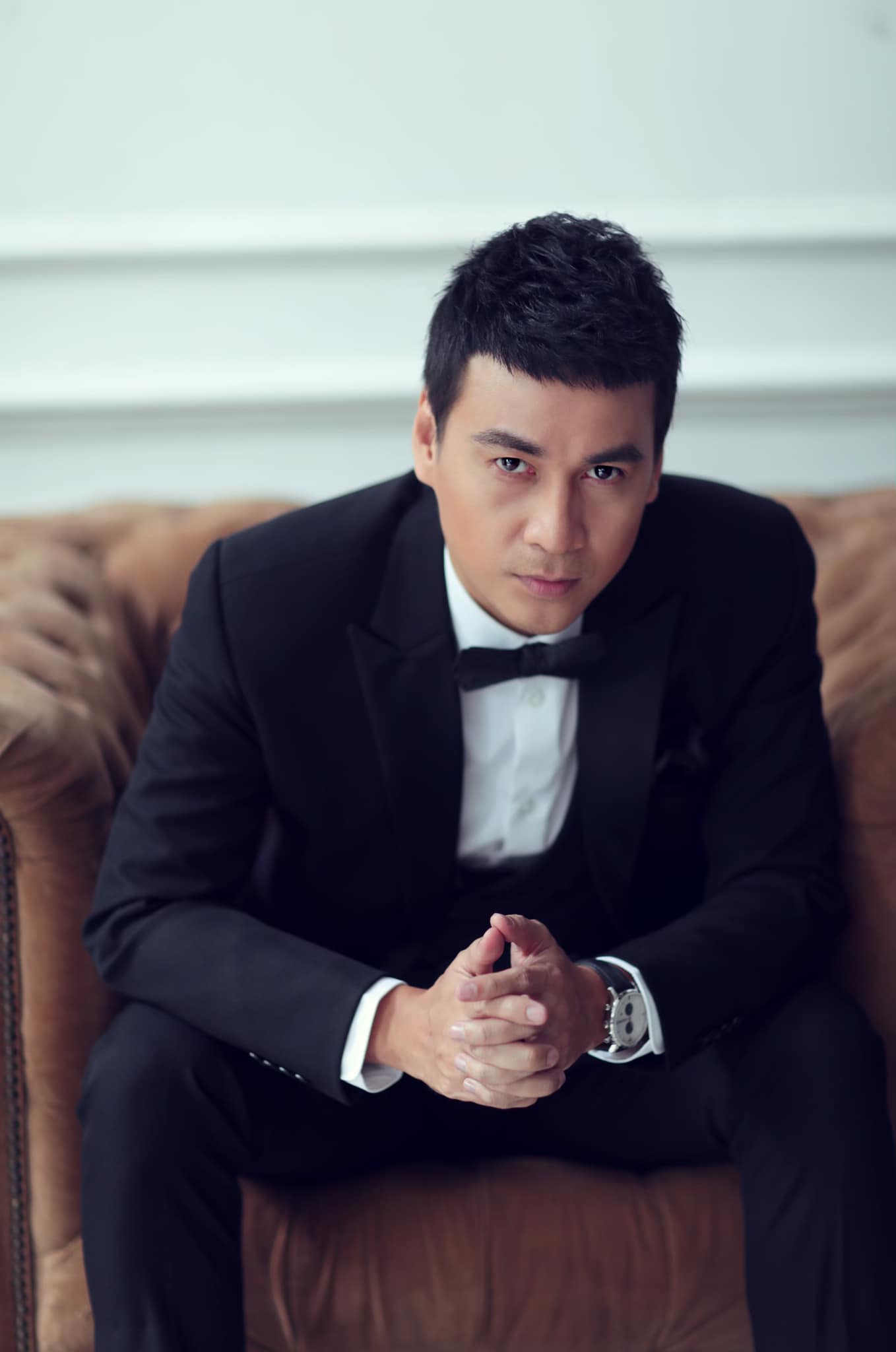 Vừa tốt nghiệp cấp 3 đã cưới gấp, visual U40 khó tin 2 1760433753 417 Vua tot nghiep cap 3 da cuoi gap visual U40