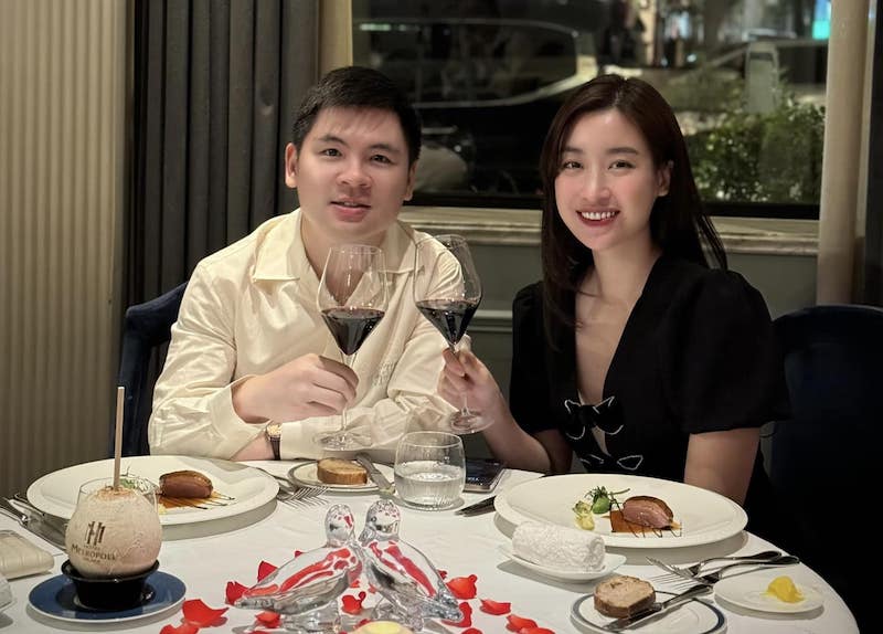 Đỗ Mỹ Linh đi hẹn hò ăn tối lãng mạn với ông xã.