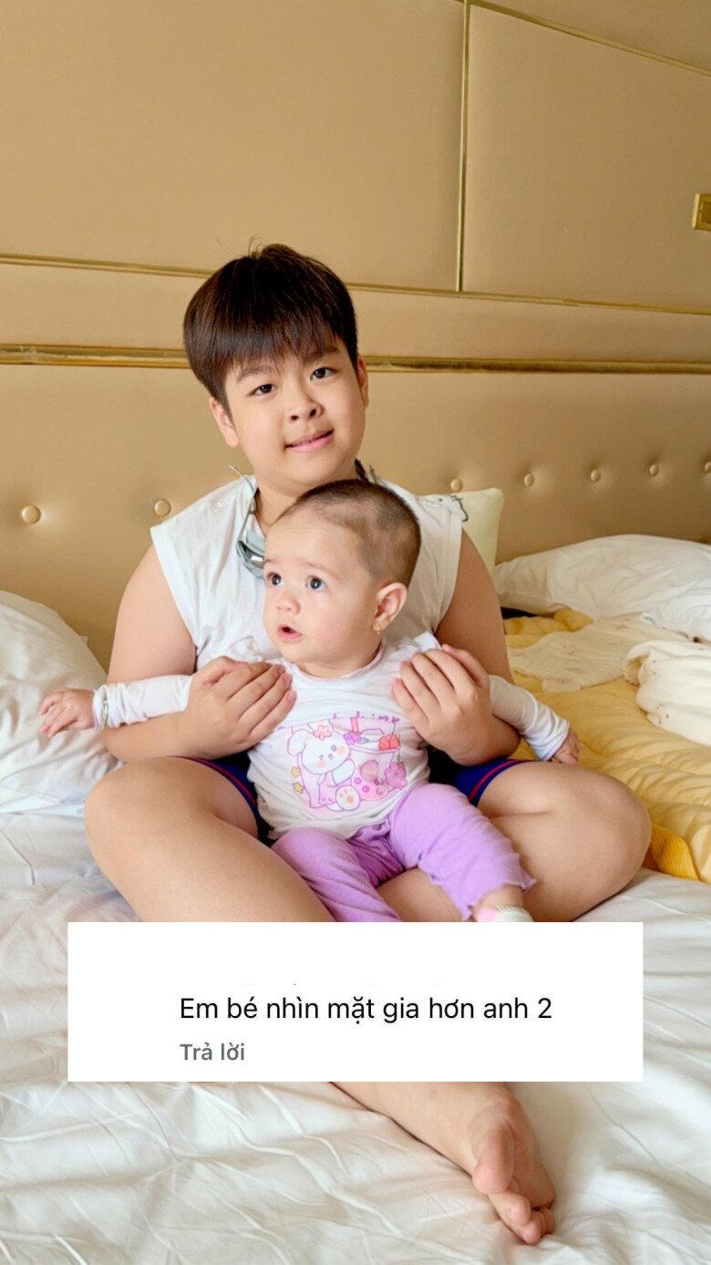 Julia bất ngờ bị nhận xét gương mặt chững chạc, sắc nét hơn anh trai.