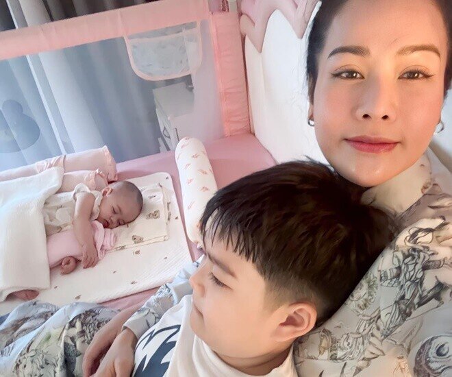 Cậu bé Tin rất yêu thương em gái mới sinh.