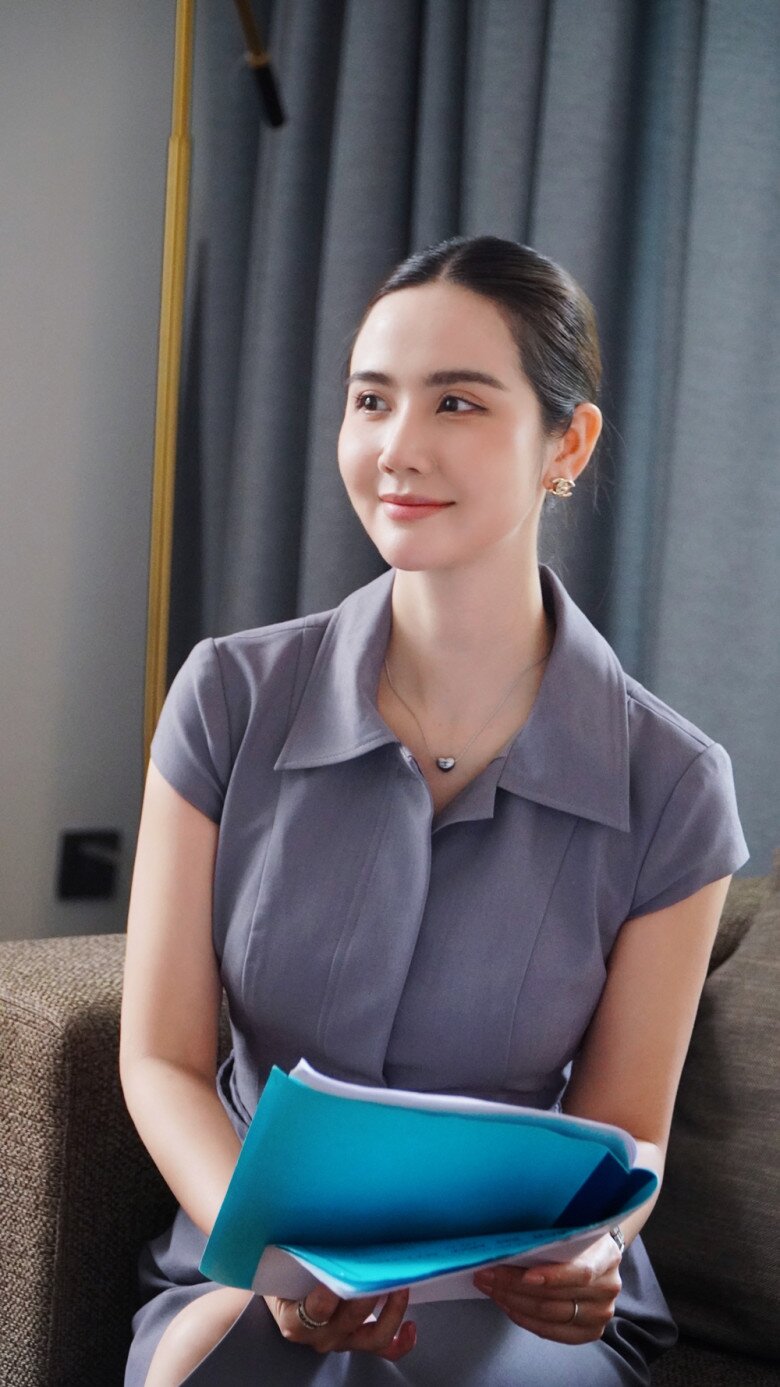 Nữ diễn viên chỉ cần xuất hiện với bộ trang phục công sở đã khiến khán giả thi nhau hỏi mua.