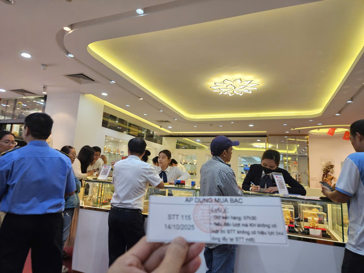 Giá bạc tăng mạnh , người dân đặt trước 6 tháng vẫn sẵn sàng chi hàng triệu đồng - Ảnh 3.