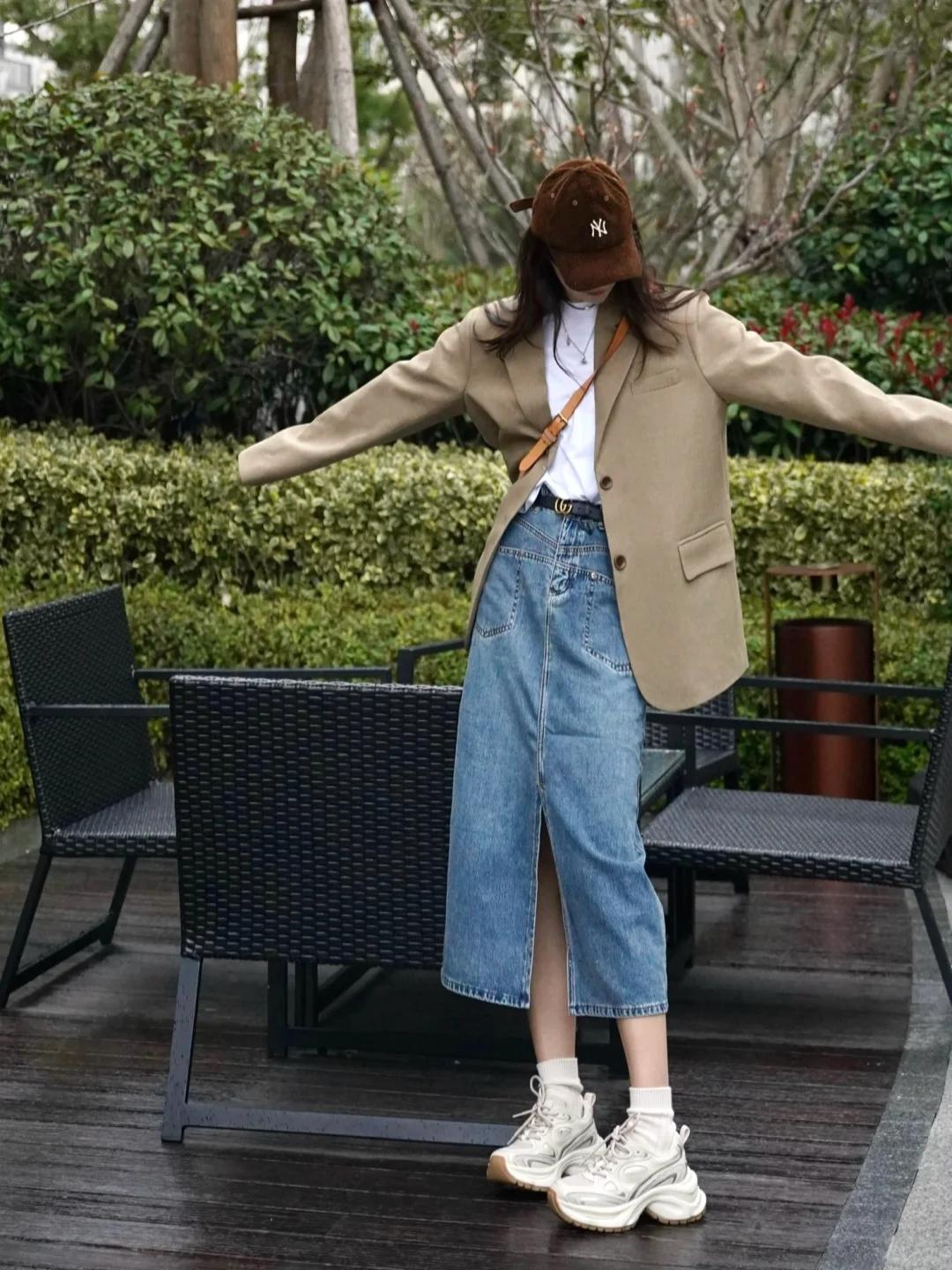 Chiếc váy “hack tuổi” hot nhất 2025, giúp nàng U30–U40 mặc là trẻ, càng mix càng sang - Ảnh 3.