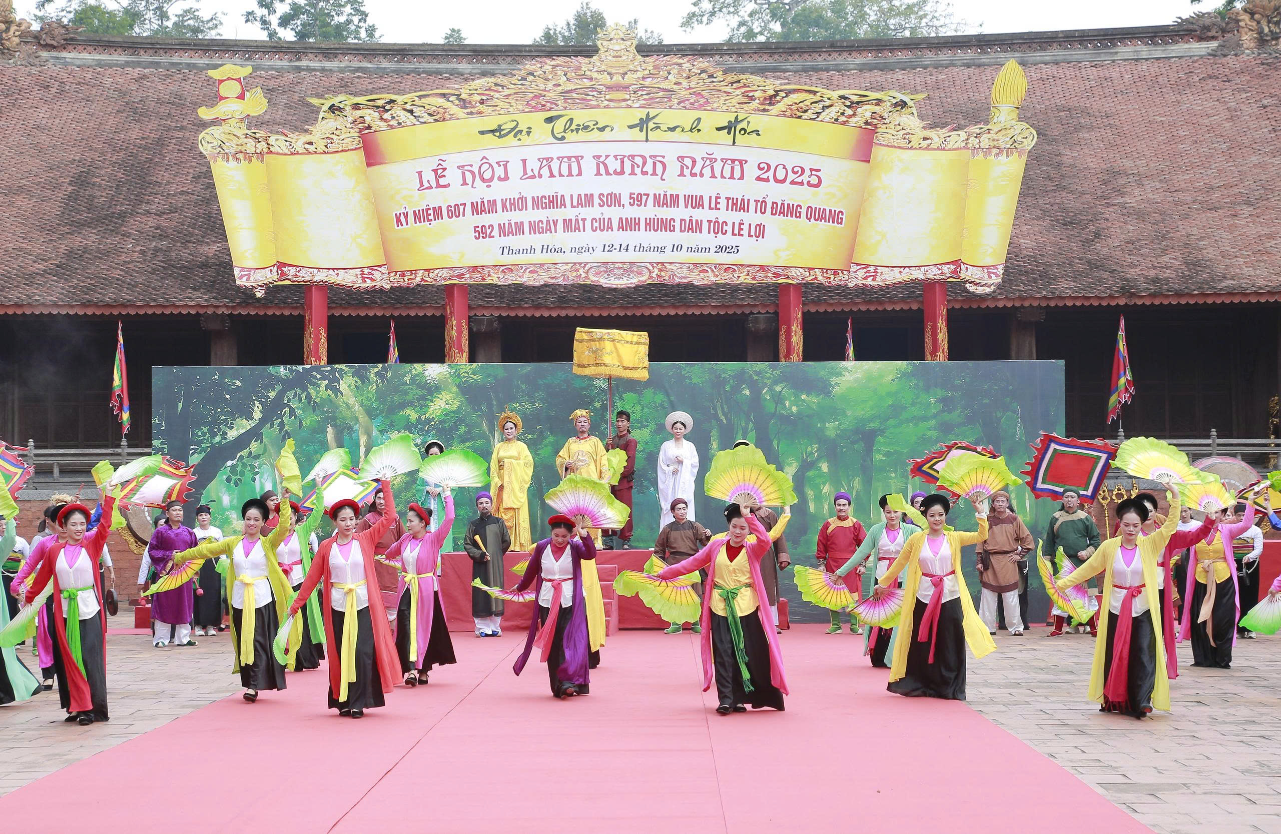 Bí thư Thanh Hóa đánh trống khai hội Lễ hội Lam Kinh 2025 - Ảnh 6.