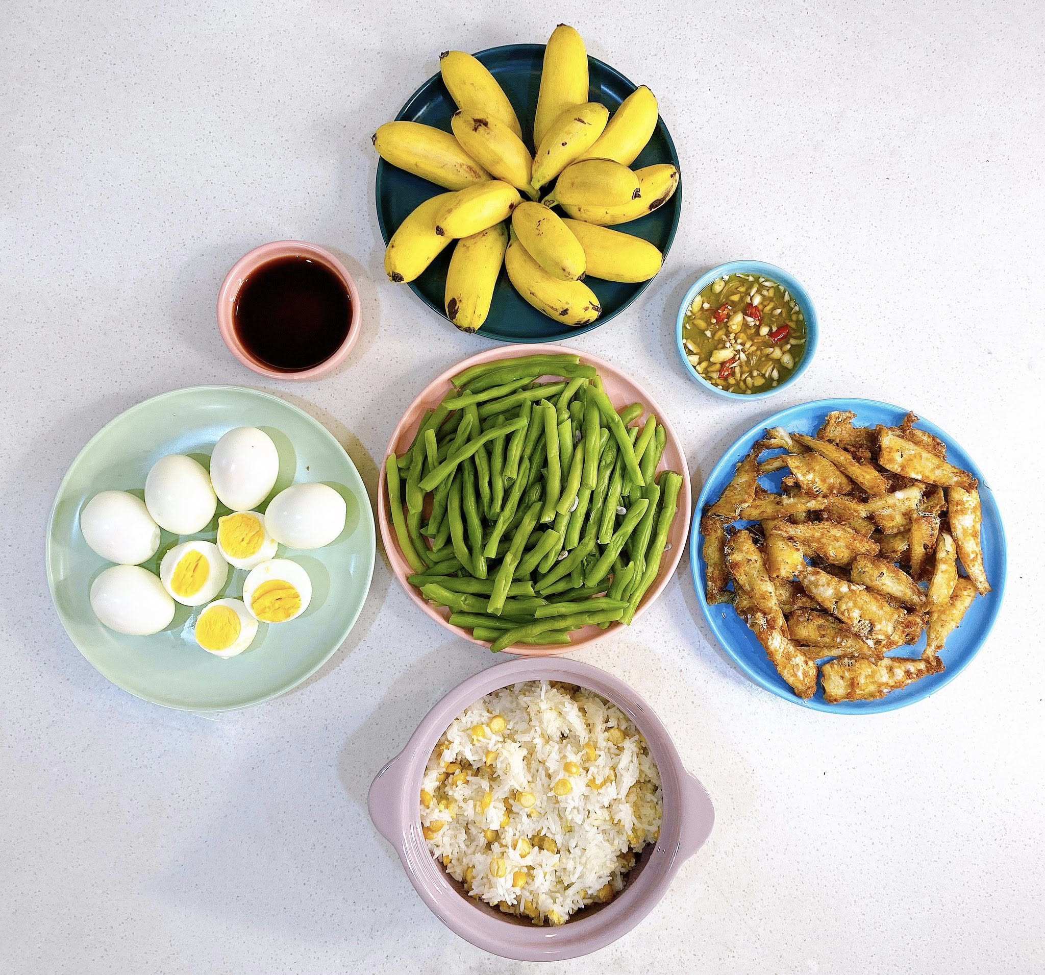 Cá cơm rán giòn - Cơm đậu gà - Đỗ luộc - Trứng gà luộc - Chuối ngự