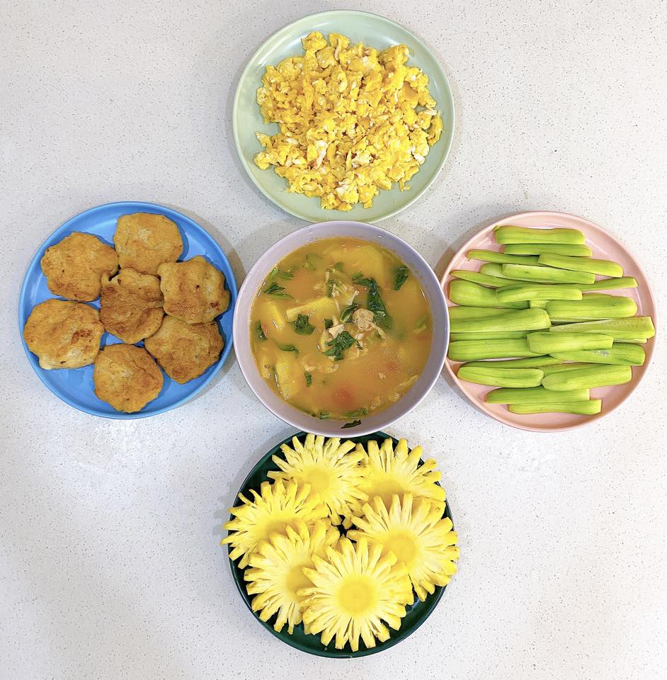 Canh ngao nấu chua - Chả mực - Trứng rang - Dứa, dưa chuột chẻ