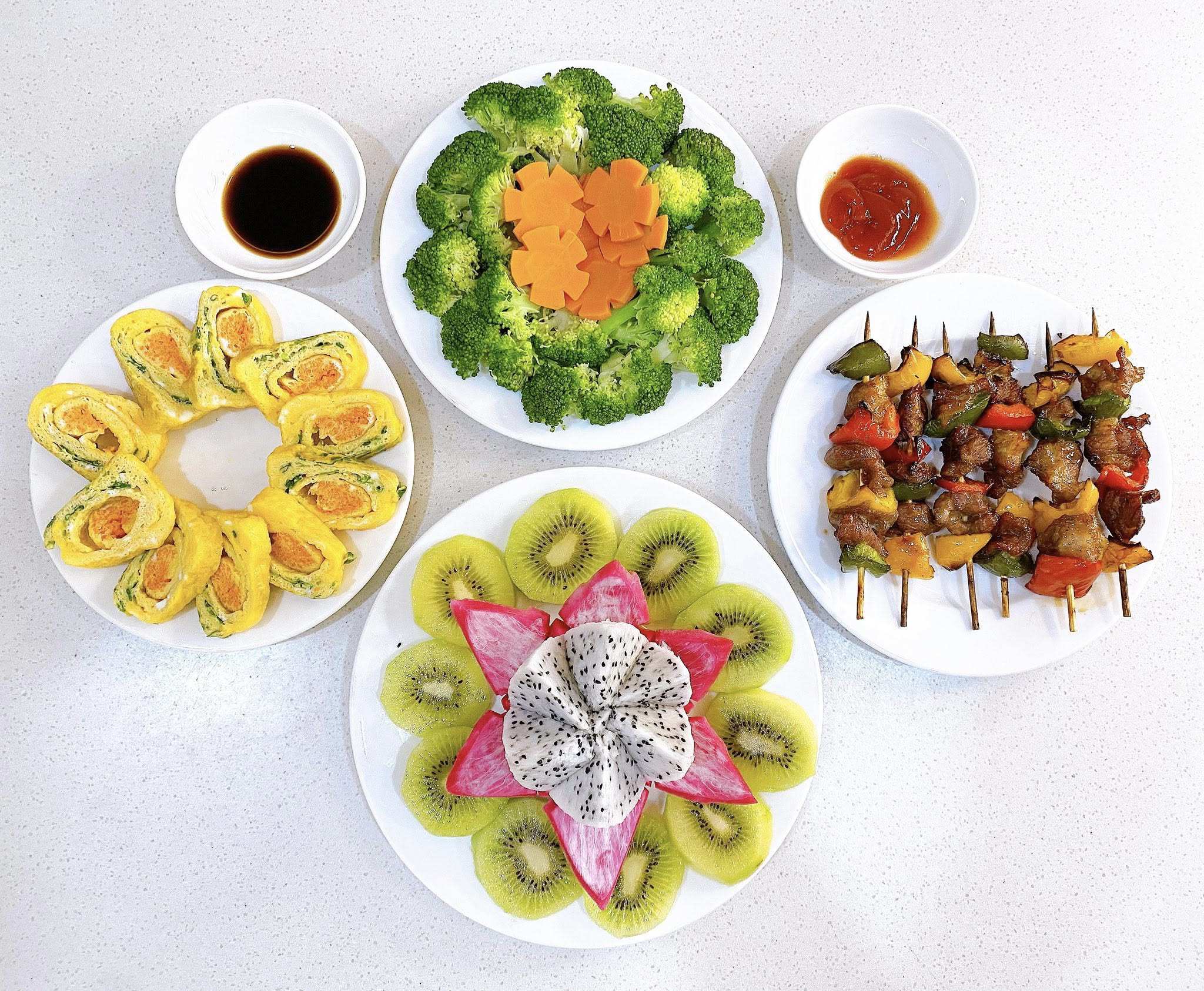 Thịt xiên nướng ớt chuông - Trứng cuộn - Súp lơ xanh luộc - Thanh long trắng, kiwi xanh