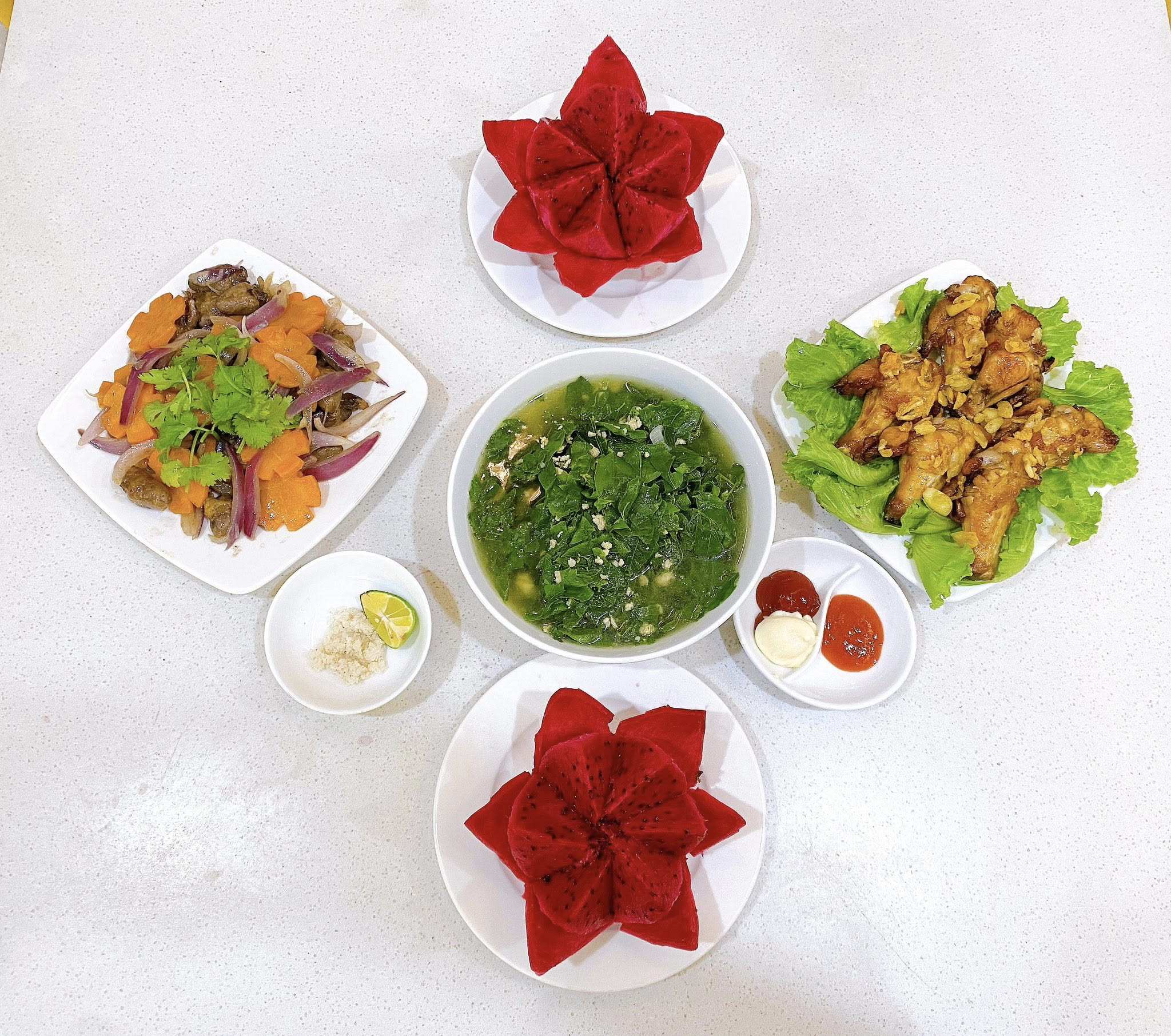 Cánh gà chiên bơ tỏi - Tim gà xào hành tím, cà rốt - Canh rau ngót thịt bằm - Thanh long đỏ