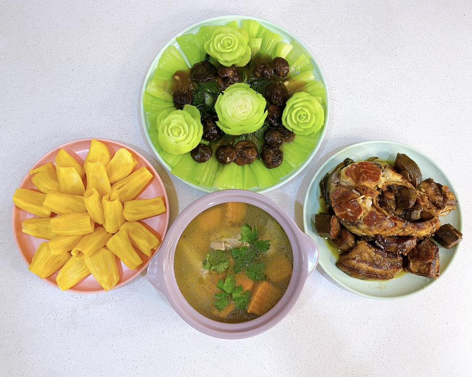 Cải chíp sốt nấm hương, dầu hào - Canh bí đỏ, sườn non - Cá trắm kho - Mít