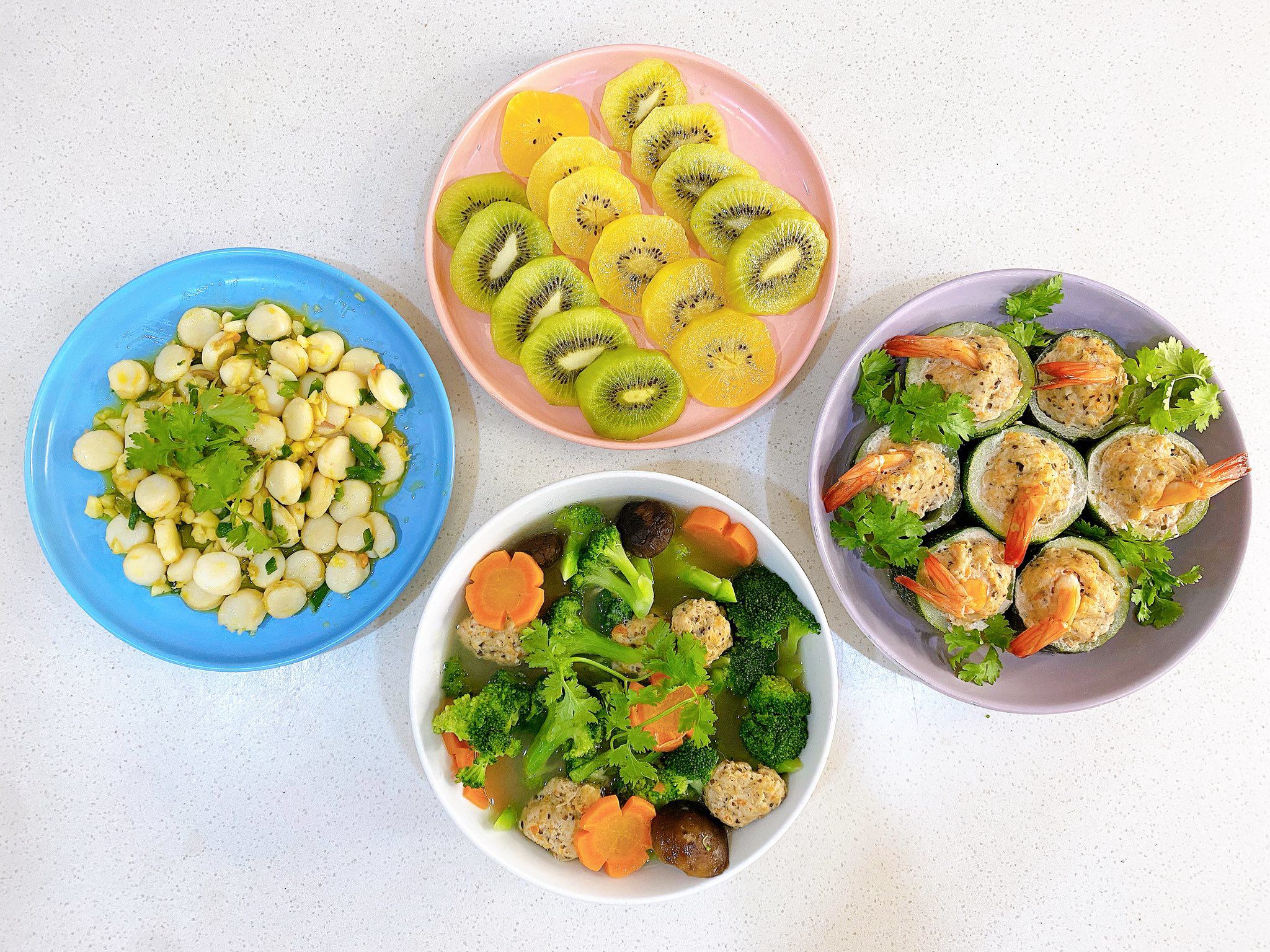 Bí ngòi nhồi tôm thịt hấp - Cồi sò điệp xào bơ tỏi - Canh súp lơ xanh, tôm thịt viên nấm - Kiwi xanh, vàng